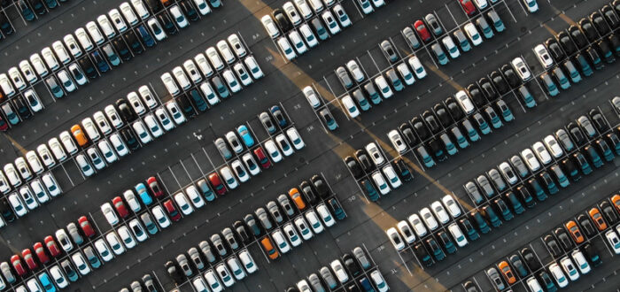 samochody-na-parkingu